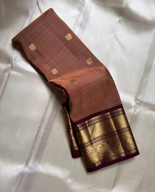 Biscuit Brown Glow – Korvai Kanchipuram Pure Silk Saree
Biscuit-brown (rust shot) body with gold chakram & paisley buttas
Rich deep-brown korvai border with annam medallions & diamond mesh
Grand deep-brown zari pallu |… read description