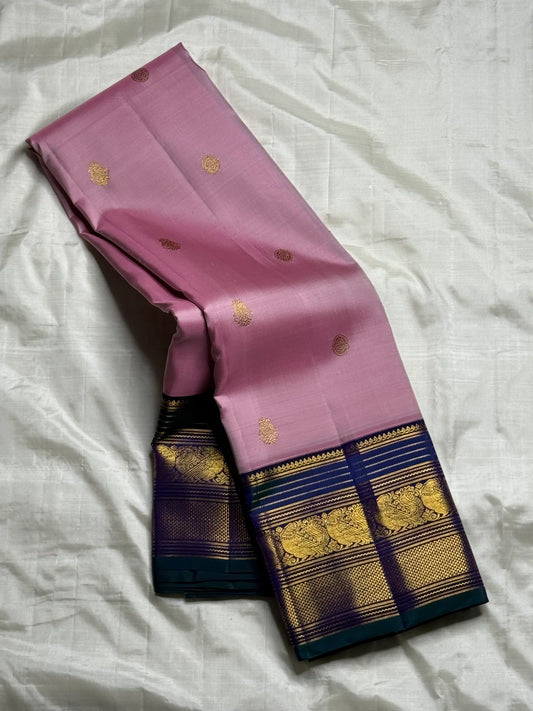 Preethi Varisaipet — Pure Silk Kanchipuram Saree
Dusty rose lilac body with gold zari buttas ✨
Navy korvai borders & violet brocade pallu
Silk Mark Certified ✅ | Free USA Shipping 🇺🇸 | Ships in 2 Weeks