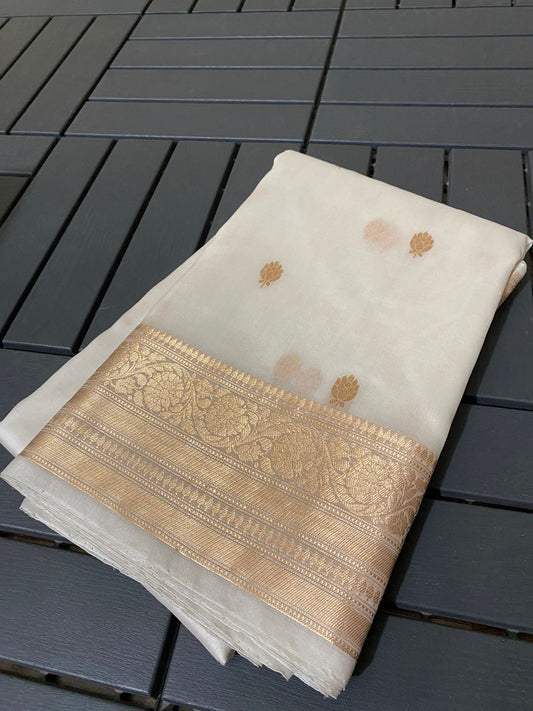 Create a color that has been living in your imagination
Pure ektara kora silk handloom Banarasi with kadhua sona roopa Bootas and border - customized color