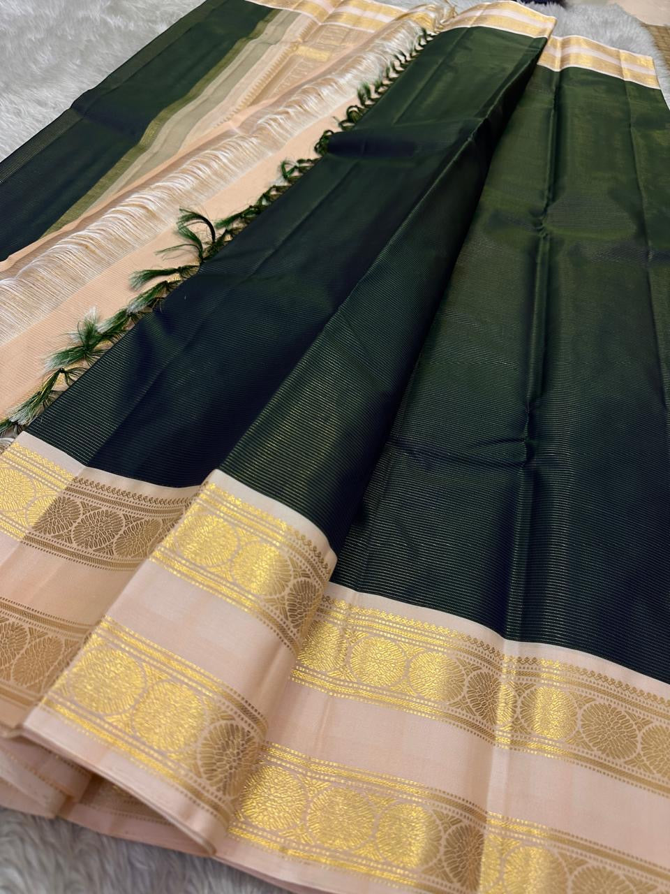Haritha Pale Rose Vairaoosi — Pure Silk Kanchipuram Saree
Deep Forest-Green Vairaoosi Body with Pale-Rose Korvai Border & Gold Chakra Zari
Silk Mark Certified • Free USA Shipping • Ships in Two Weeks ✅
