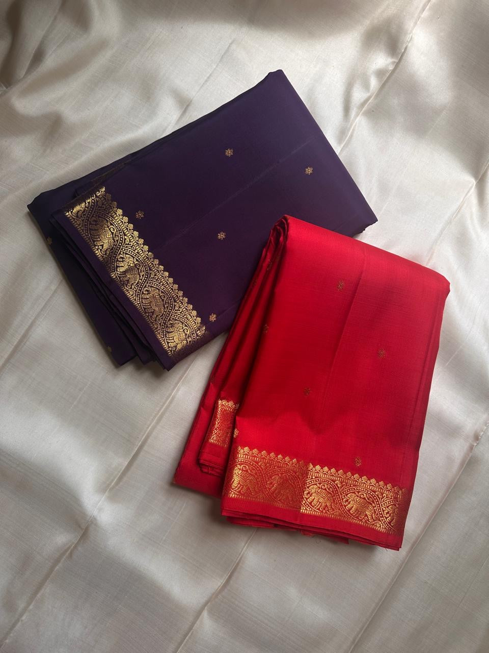 Mahima –red
A luminous red pure silk Kanchipuram drape adorned with delicate baby kamalam buttas. The petite border features muthu seer and zari-woven elephants with floral vines. Its grand pallu showcases annams, golden grids, and Rudhraksham seer.