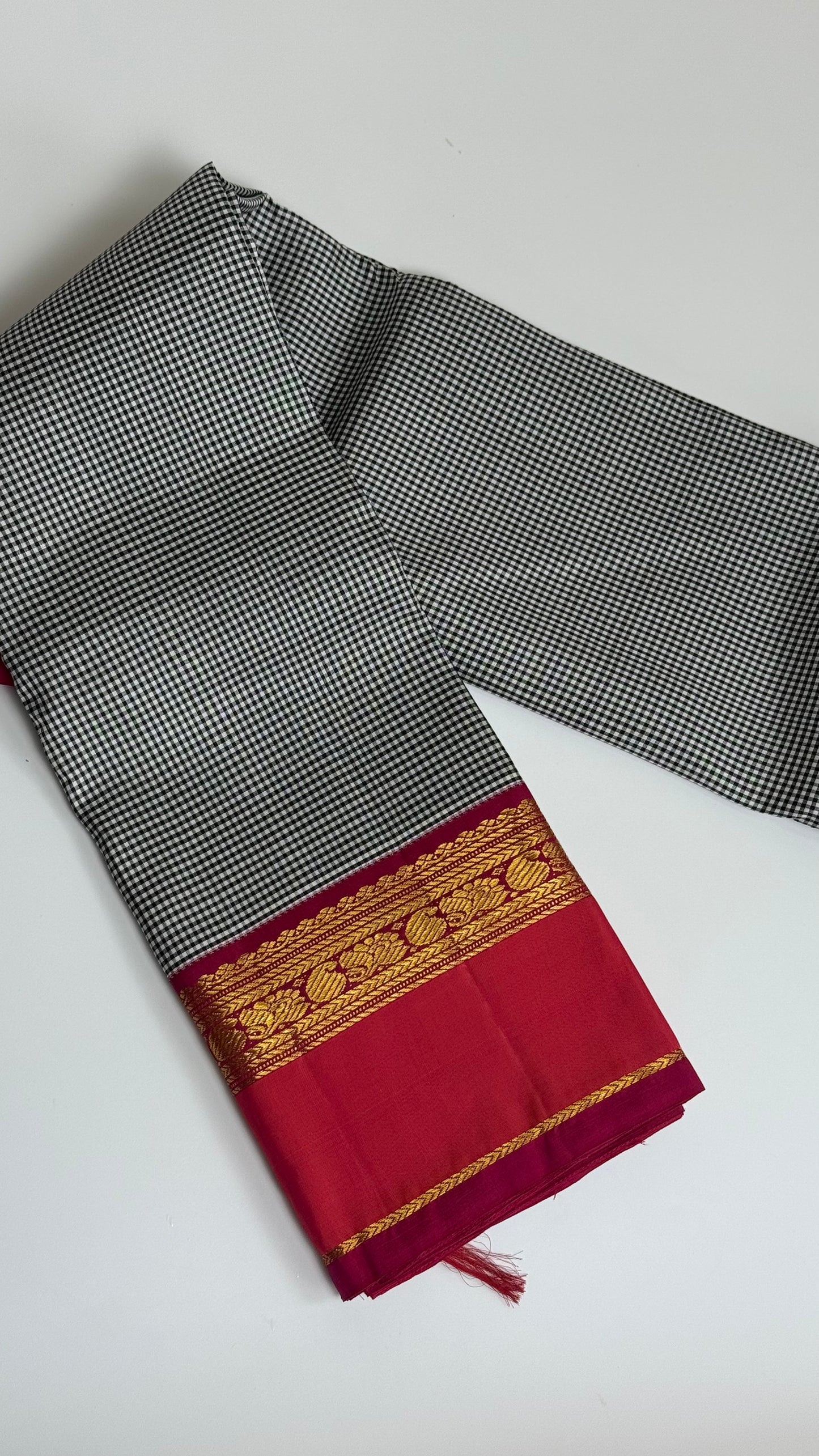 Rani Ember Podi Kattam — Pure Silk Kanchipuram Saree
Black & Ivory Micro Checks with Rani Magenta–Orange Korvai Border ✨
Silk Mark Certified • Fall & Pico Done • Ships in Two Weeks • Free USA Shipping ✅