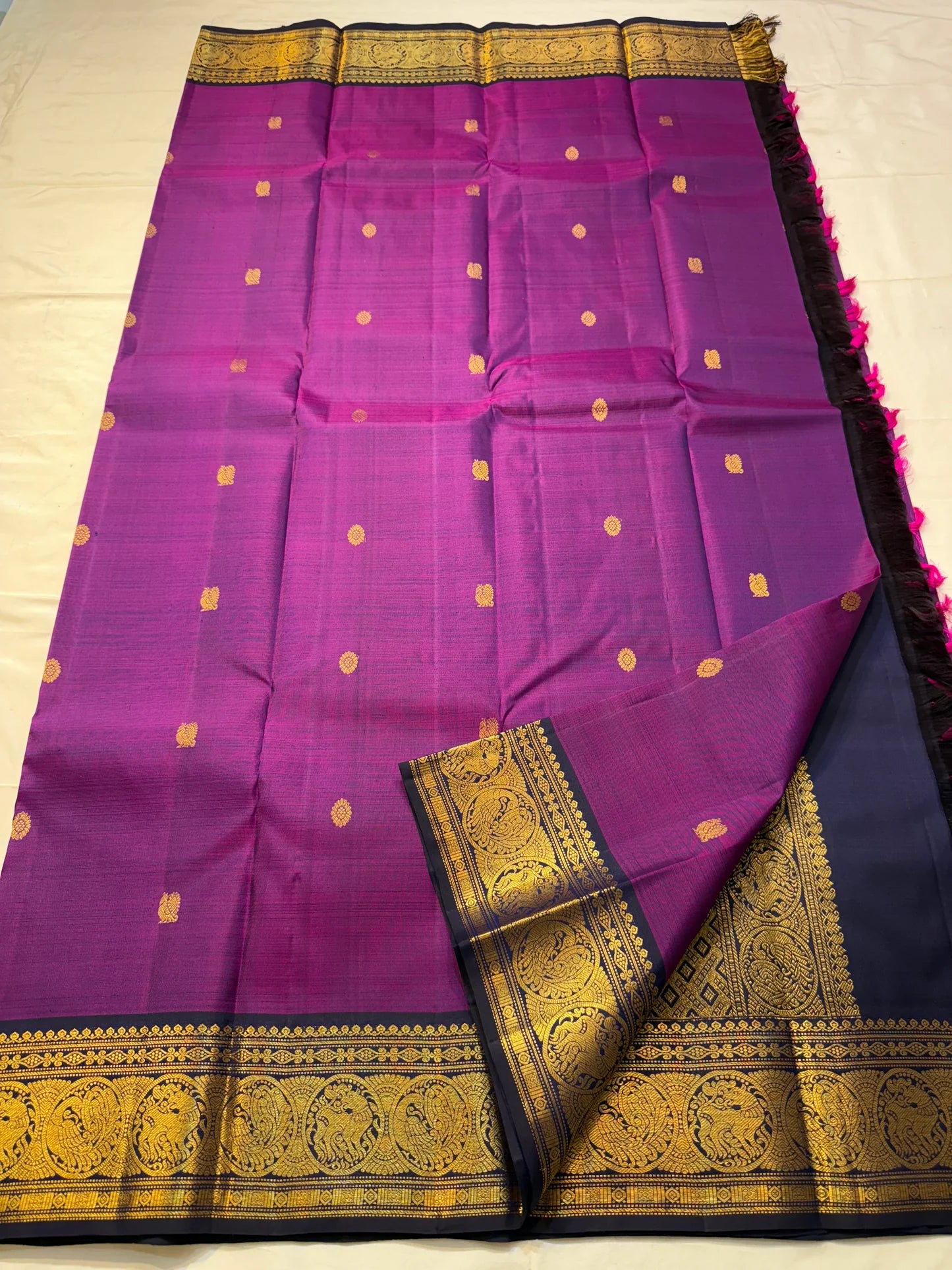 Vadamalli Svarnam • Pure Silk Kanchipuram Saree
Royal purple body with gold lion borders & brocade pallu
Silk Mark Certified • Free USA Shipping • Ships in Two Weeks ✅
