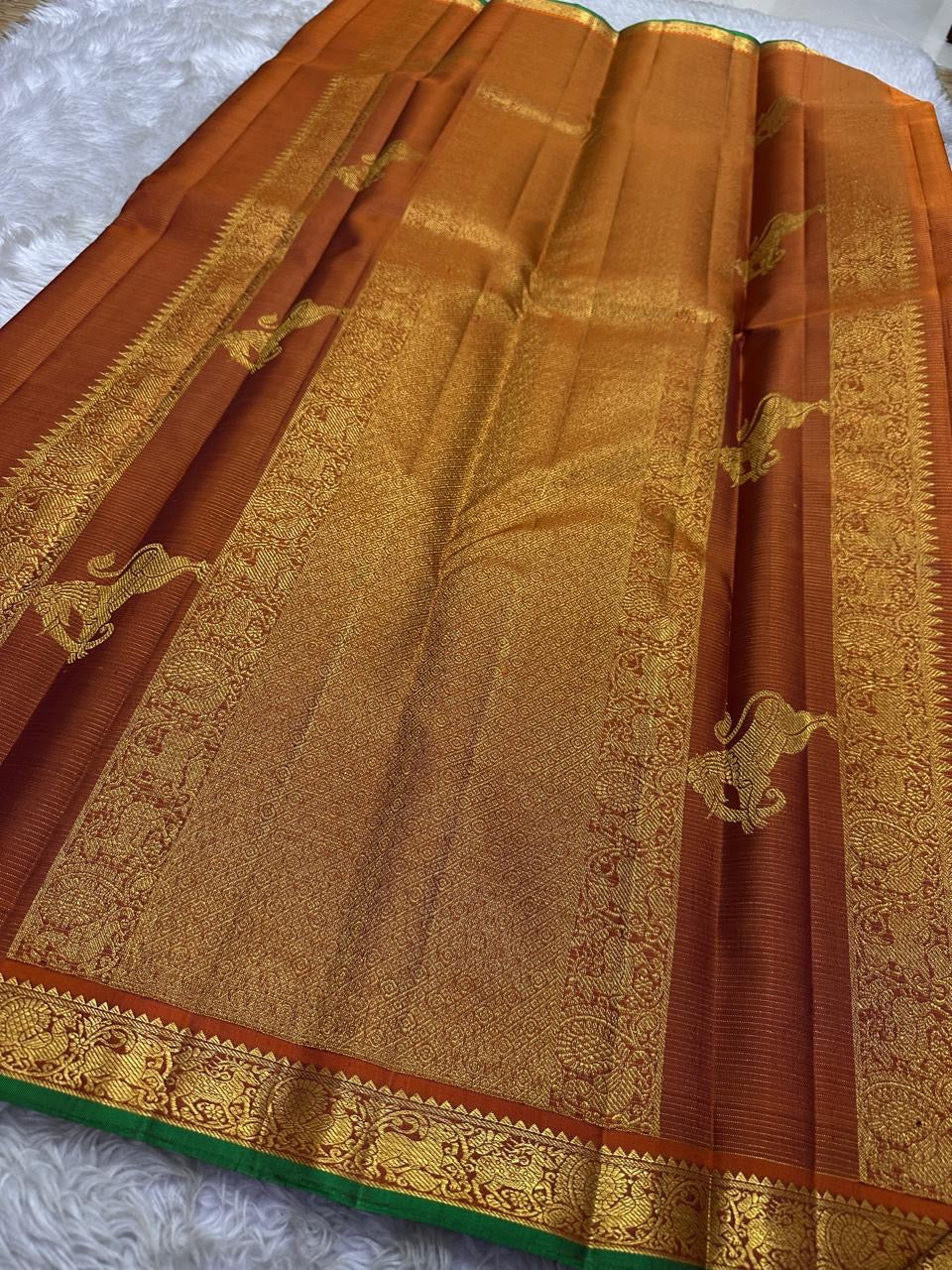 Rust Orange Yazhi Vairaoosi — Pure Silk Kanchipuram Saree
Rust orange body with fine vaira oosi lines and regal Yazhi zari motifs
Antique gold borders with green selvedge and grand brocade pallu ✨
Silk Mark Certified • Free USA Shipping • Ships in Two We