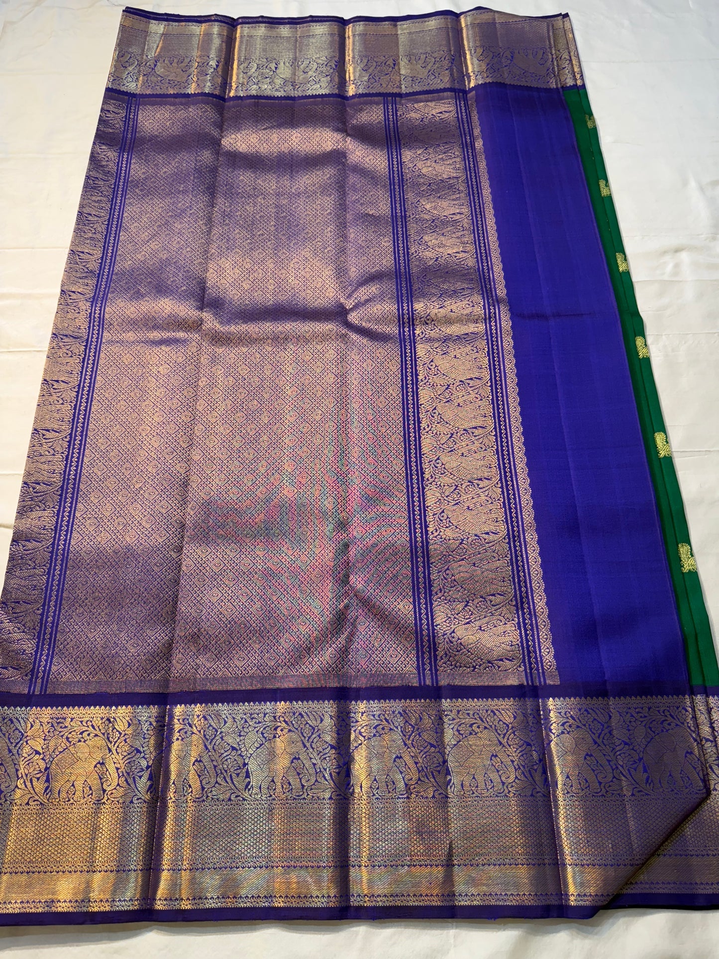 ✨ Pure Kanchipuram Silk Saree
🟢 Emerald green body with gold paisley buttas
💜 Royal purple korvai border & grand elephant procession pallu
🪡 Silk Mark Certified • Fall & Pico Done • Blouse Stitching $30
📦 Free USA Shipping • Dispatch in 1 week •