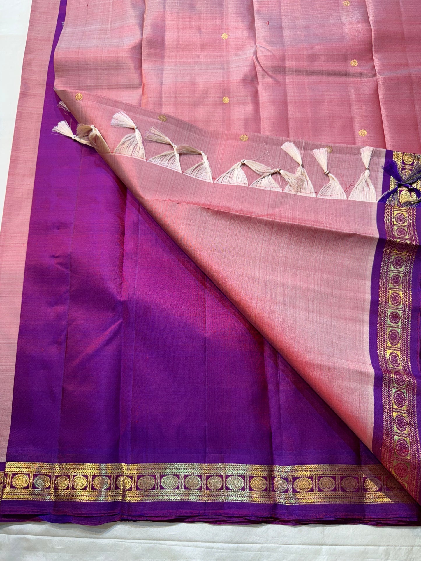 Rose Blush Coin Butta
Pure Silk Kanchipuram Saree
Honey-Pink Body with Gold Coin Buttas
Contrast Royal-Purple Korvai Border & Grand Zari Pallu
Silk Mark Certified | Fall & Pico Done | ships in 2 weeks ✅