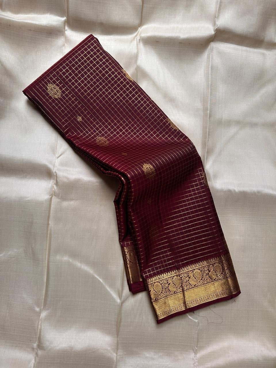 Zari Kattam Araimaadam – Coffee Brown, Pure Kanchipuram Silk Saree
Coffee-brown body with zari kattam checks, floral & mango buttas
Grand antique-gold border with floral/peacock vine;
Silk Mark Certified | Blouse Piece Included |ships in 1 week