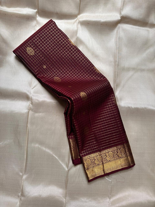 Zari Kattam Araimaadam – Coffee Brown, Pure Kanchipuram Silk Saree
Coffee-brown body with zari kattam checks, floral & mango buttas
Grand antique-gold border with floral/peacock vine;
Silk Mark Certified | Blouse Piece Included |ships in 1 week