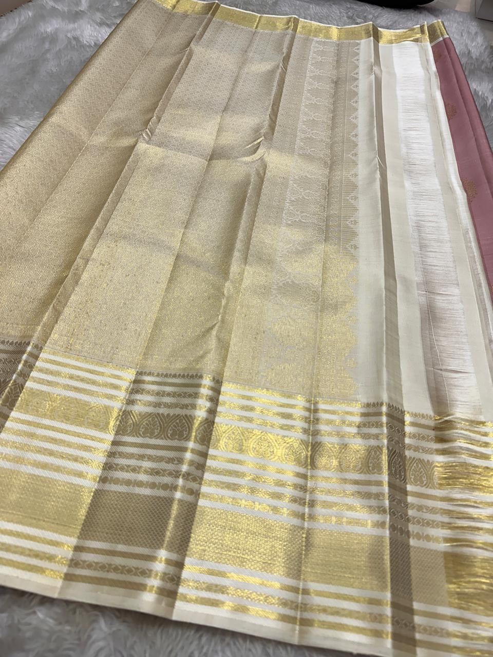 🌸 
Sveta Pushpam – Rose Pink & Ivory Korvai Kanchipuram
 Pure Silk • Gold Mankolam Buttas • Ivory–Gold Korvai Border & Grand Pallu
Silk Mark Certified ✅ • Fall & Pico Done ✅
Blouse Stitching Available ($30) ✅ • Free Shipping within USA ✅ 2 weeks