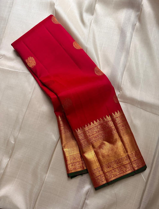 Srinagar Red Mayil Kamalam — Pure Silk Kanchipuram Saree
Temple-red body with gold mayil kamalam buttas ✨
Emerald-green korvai borders & grand gold pallu 💫
Silk Mark Certified ✅ • Free USA Shipping 🚚 • Ships in 2 Weeks