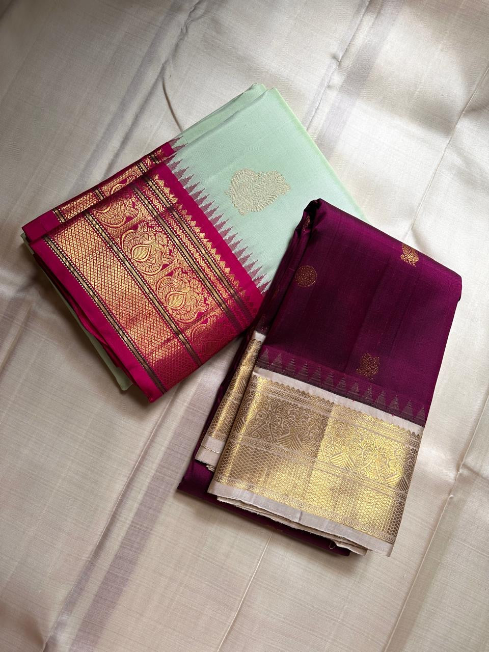 Mohana πΏβ¨ β Graceful Cardamom Pistachio Green Pure Kanchipuram Silk Saree with Handwoven Zari Peacocks π¦, Deep Purple Peacock Border ππ¦, Pillayar Moggu Detailing πΊ, & Intricately Woven Grid Zari Pallu ππ