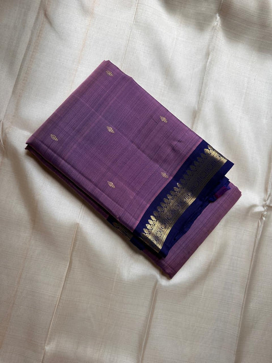 Anuragini: Lilac Mist Pure Silk Kanchipuram Saree with Dainty Gold Buttas
Deep Navy Contrast Temple Borders & grid  Zari  Pallu, Silk Mark Certified ✅
Free Shipping within USA | Ships in Two Weeks 🇺🇸