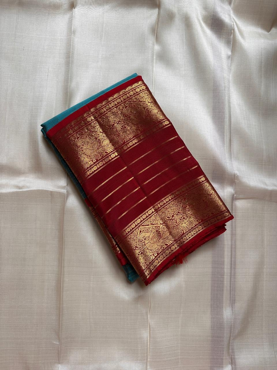 Janaki ✨
Rama Blue Pure Kanchipuram Silk Saree
With Vermilion Red Rettapet peacock Border
Gold Zari lines & beautiful Pallu
Silk Mark Certified | Handloom Heritage