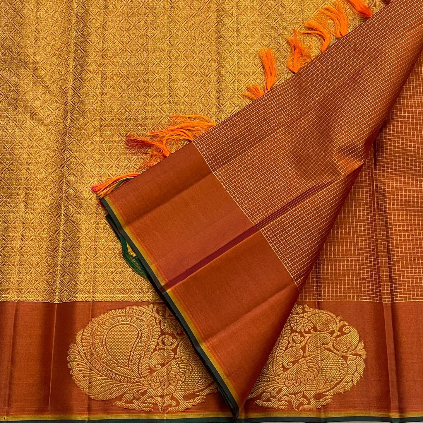 Rust Sorgavasal Mayil – Podi Kattam Pure Kanchipuram Silk Saree
Rust micro-checks with gold sorgavasal peacock chakram border
Brocade gold pallu & running blouse with border
Silk Mark Certified | Fall & Pico Done
Free Shipping (1week)