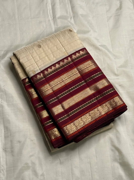 Ivory Arakku Varisaipet Trellis ✨
Pure Kanchipuram Silk with gold buttas & maroon korvai borders
Silk Mark Certified • Free USA Shipping • Ships in Two Weeks ✅