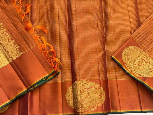 Rust Sorgavasal Mayil – Podi Kattam Pure Kanchipuram Silk Saree
Rust micro-checks with gold sorgavasal peacock chakram border
Brocade gold pallu & running blouse with border
Silk Mark Certified | Fall & Pico Done
Free Shipping (1week)