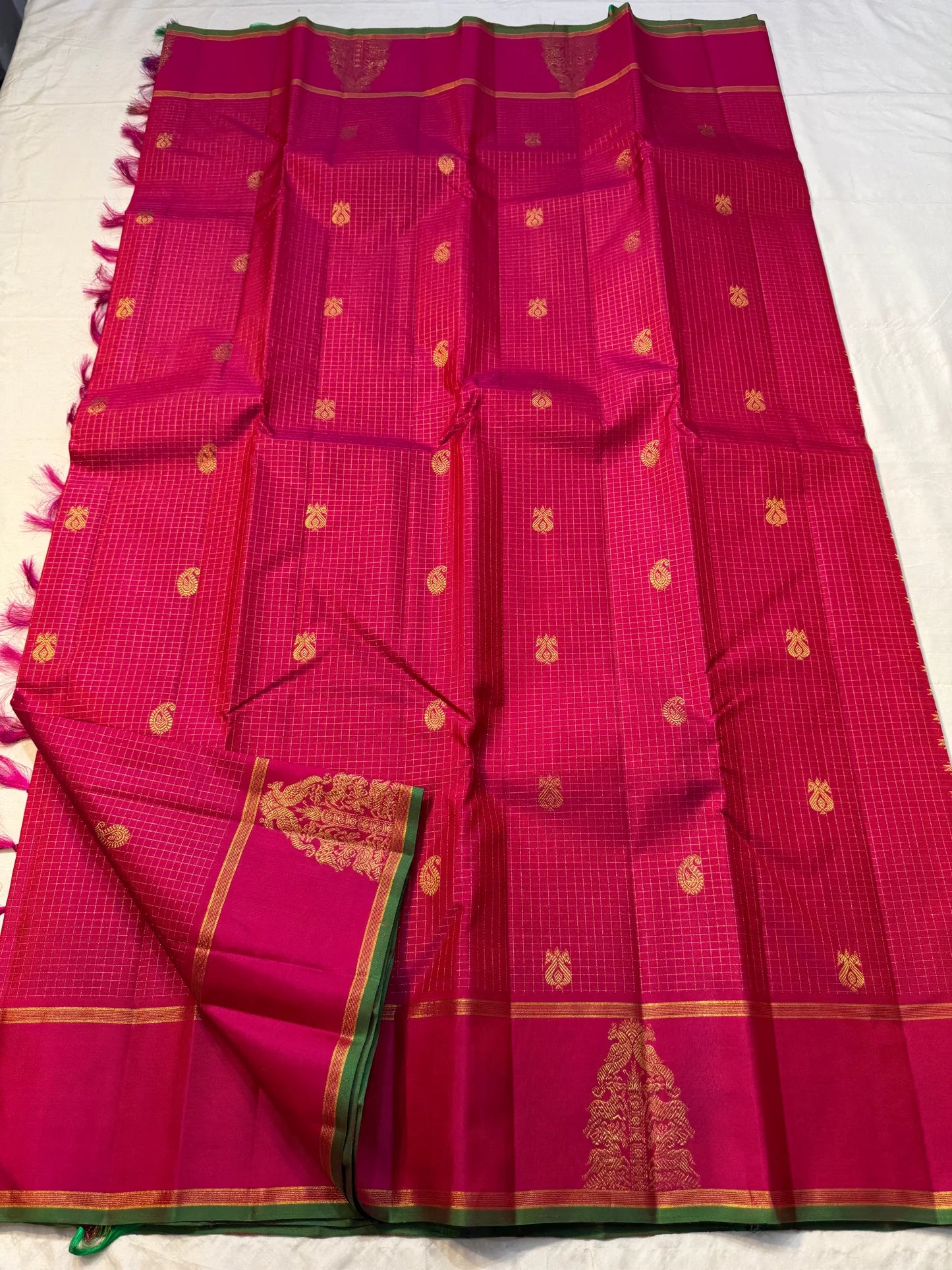 Magenta Mayuram — Pure Kanchipuram Silk Saree ✨
Rani Pink Body with Gold Paisley Buttas & Temple Vriksha Motif 🌸
Silk Mark Certified • free shipping within Usa ,ships in two weeks