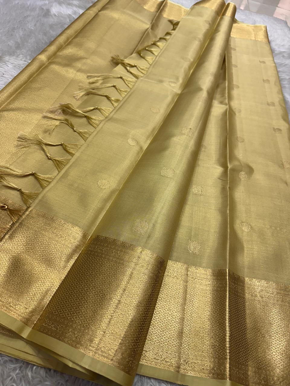 Hamsini — Cream & Gold Kanchipuram Pure Silk Saree
Featuring Exquisite Vairaoosi Zari with Peacock & Kamalam Motifs
Raised, Embossed Zari Adding Dimension and Shine
Thick Mayil-Kann Border with Luxurious Lustre & stunning border , silk mark certified