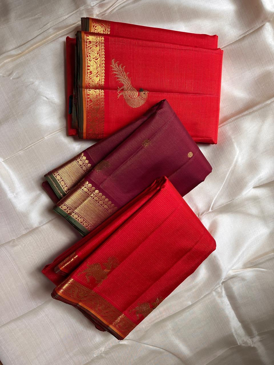 Paaku Vairaoosi Kili — Pure Kanchipuram Silk (Maroon × Gold × Green)
Handwoven maroon silk with zari kili motifs, vairaoosi stripes & antique gold chevron borders.
Silk Mark Certified • Free USA Shipping • Ships in Two Weeks • Blouse Stitching ($30)