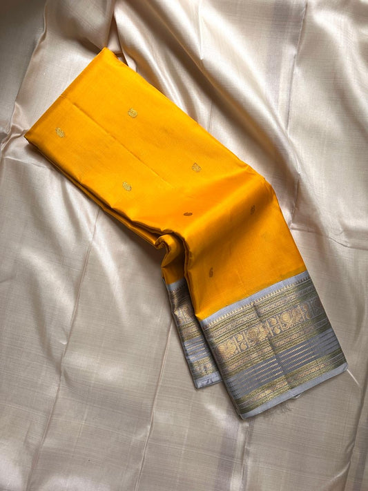 Soundarya Gray – Haldi Yellow & Silver-Grey Pure Silk Kanchipuram Saree
Peacock-vine korvai borders & grand silver-brocade pallu ✨
Silk Mark Certified • Ships in Two Weeks • Free Shipping within USA ✅