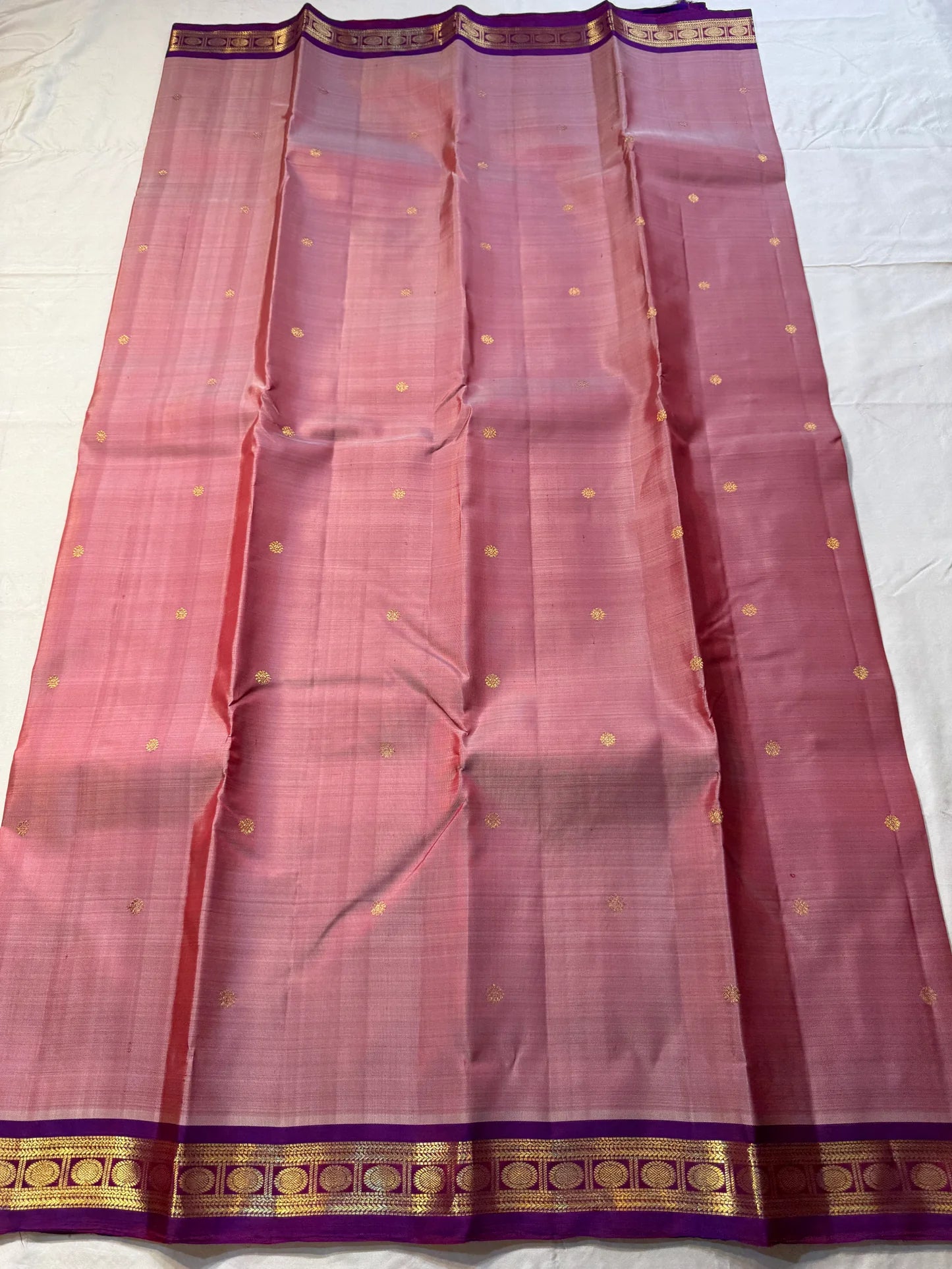 Rose Blush Coin Butta
Pure Silk Kanchipuram Saree
Honey-Pink Body with Gold Coin Buttas
Contrast Royal-Purple Korvai Border & Grand Zari Pallu
Silk Mark Certified | Fall & Pico Done | ships in 2 weeks ✅