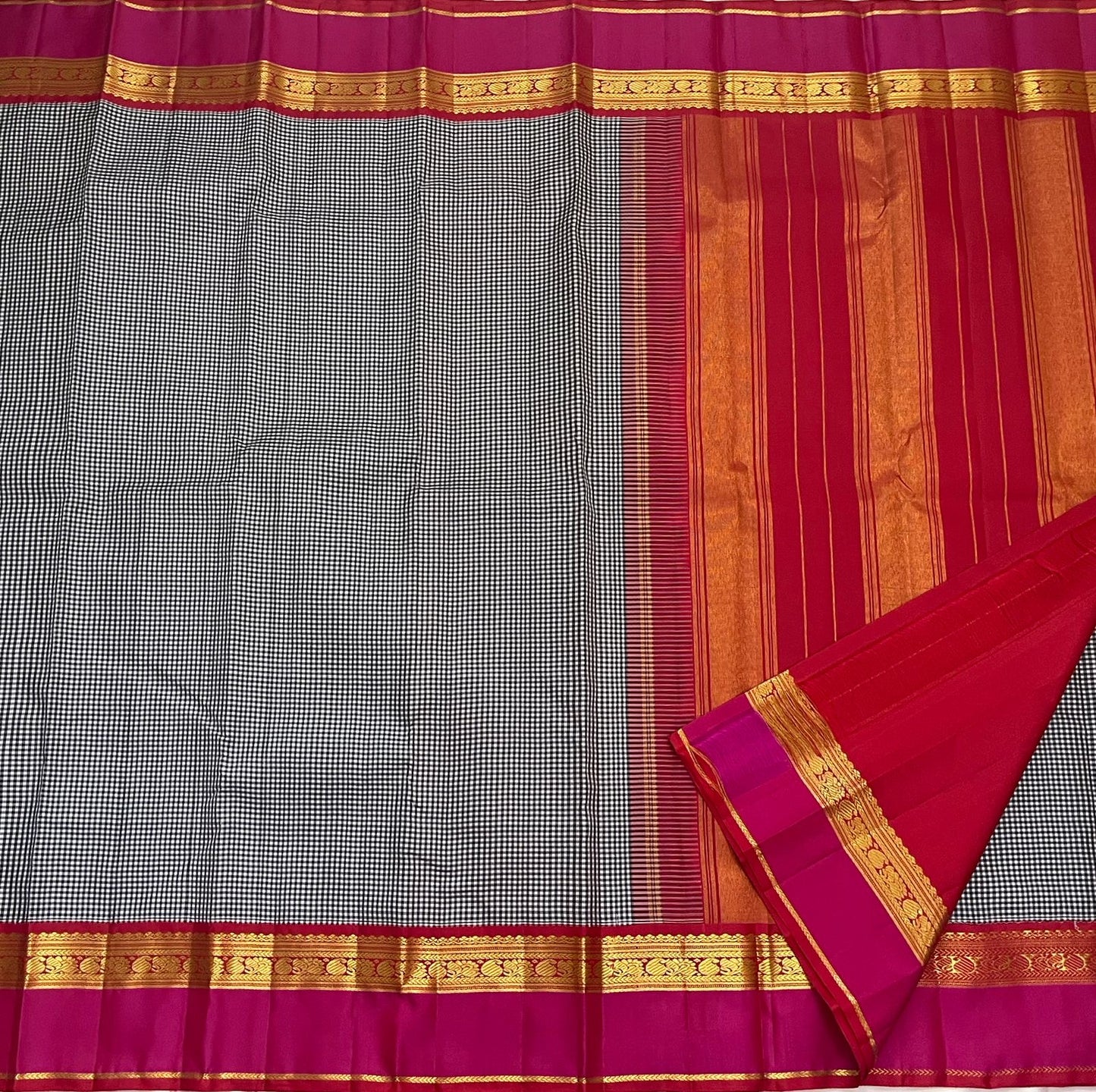 Rani Ember Podi Kattam — Pure Silk Kanchipuram Saree
Black & Ivory Micro Checks with Rani Magenta–Orange Korvai Border ✨
Silk Mark Certified • Fall & Pico Done • Ships in Two Weeks • Free USA Shipping ✅