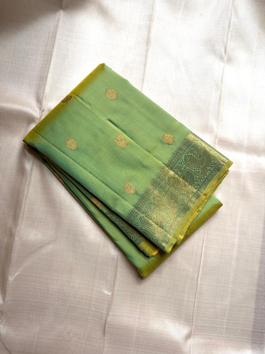 ✨ Pachai Thuli — Shot Chartreuse Pure Silk Kanchipuram Saree ✨
Dual-tone chartreuse & sea-green with gold zari buttas, peacock border & rich zari pallu.
Silk Mark Certified • Free USA Shipping • Ships in 1–2 Weeks • Blouse Stitching $30 ✅