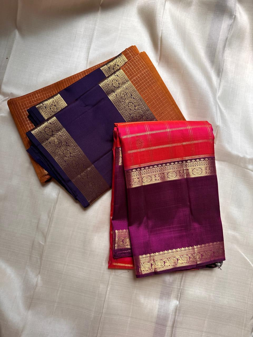 Pink Shot with Rani Radiance ✨ – Pure Kanchipuram Silk Saree with Gold Zari Kattam Checks, Plum Korvai Border & Grand Brocade Pallu – Silk Mark Certified, Fall & Pico Done, Blouse Stitching Available, ships in 2 weeks