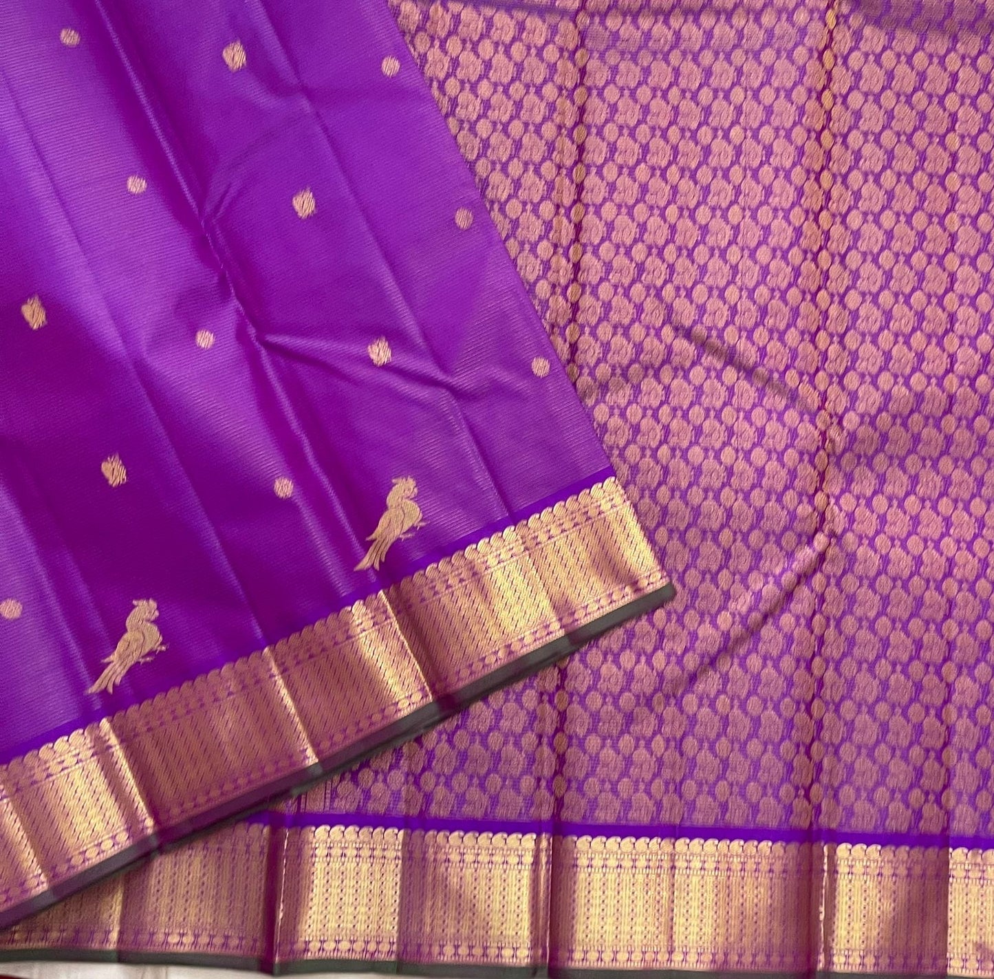 Kili Kanjivaram vairaoosi Lavender – Pure Kanchipuram Silk Saree
Lavender body with kili (parrot) & coin buttas; vairaoosi 
zari border l; rich floral pallu
Silk Mark Certified | Blouse Piece Included …pls refer description
