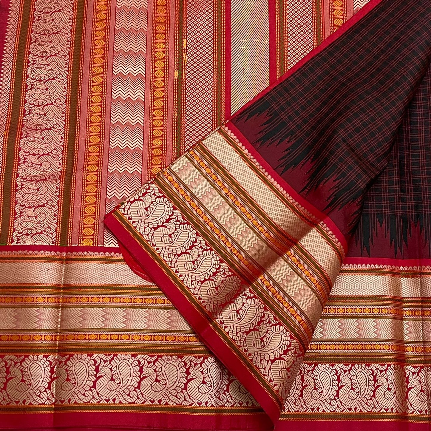 ✨ Pavazham — Pure Silk Kanchipuram Saree ✨
Silk Red Varisaipet in Coral, Crimson & Maroon with zari brocade panels 💫
Silk Mark Certified ✅ | Fall & Pico Done ✅ | Blouse Stitching ($30) ✅ | Ships in 1 Week | Free USA Shipping 🇺🇸