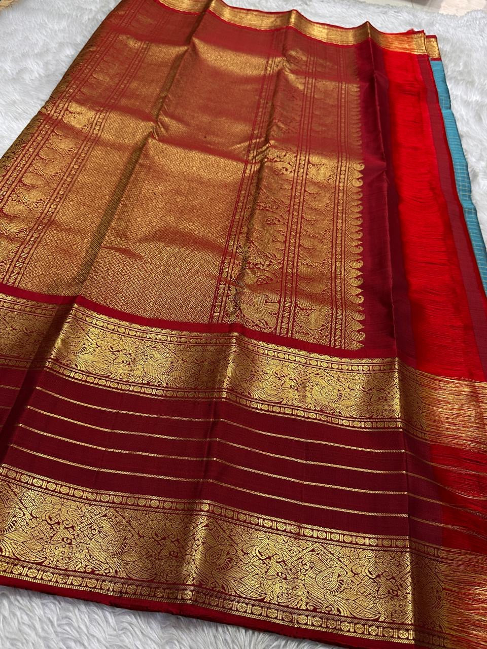 Janaki ✨
Rama Blue Pure Kanchipuram Silk Saree
With Vermilion Red Rettapet peacock Border
Gold Zari lines & beautiful Pallu
Silk Mark Certified | Handloom Heritage