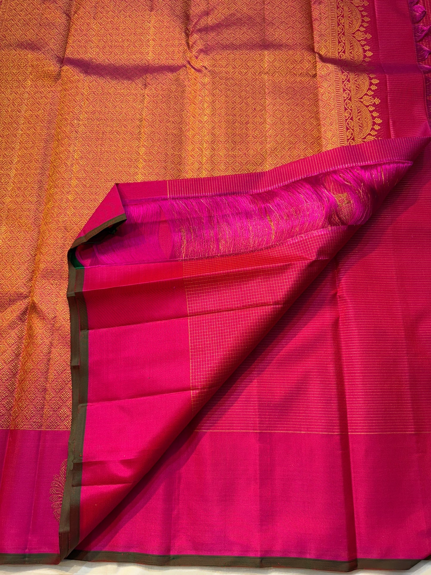 Peacock Arch Zari Kattam — Pure Silk Kanchipuram Saree
Magenta–Rani pink body with fine zari kattam checks & gold peacock motifs • Rust-orange brocade pallu with grand zari weave • Contrast selvedge & rich korvai borders
✨ Silk Mark Cert • Fall & Pico ✅