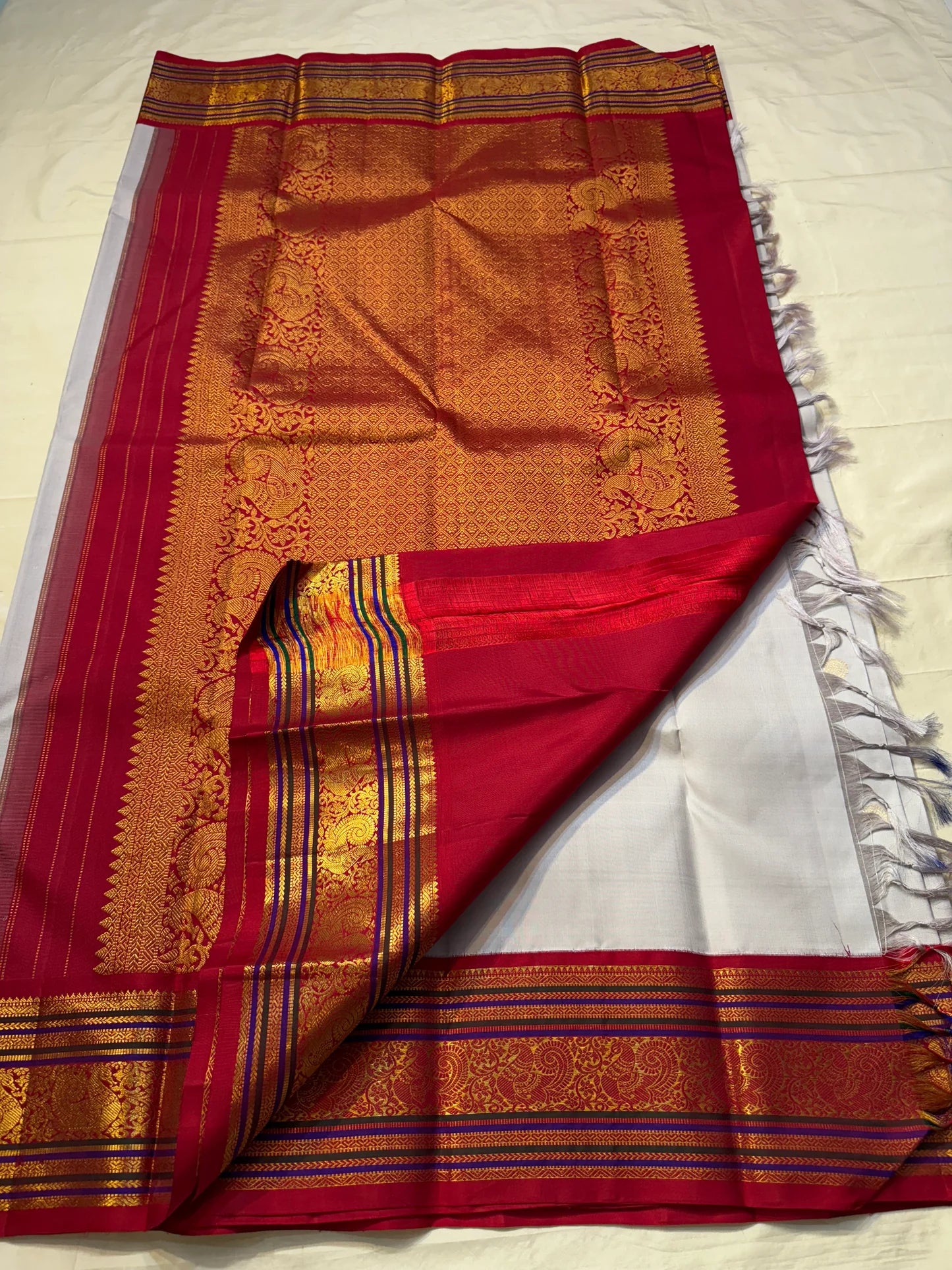 Ash Crimson Glow — Pure Silk Kanchipuram Saree
Silver-Grey Body with Gold Buttas & Crimson Korvai Border ✨
Silk Mark Certified • Free USA Shipping • ships in two weeks