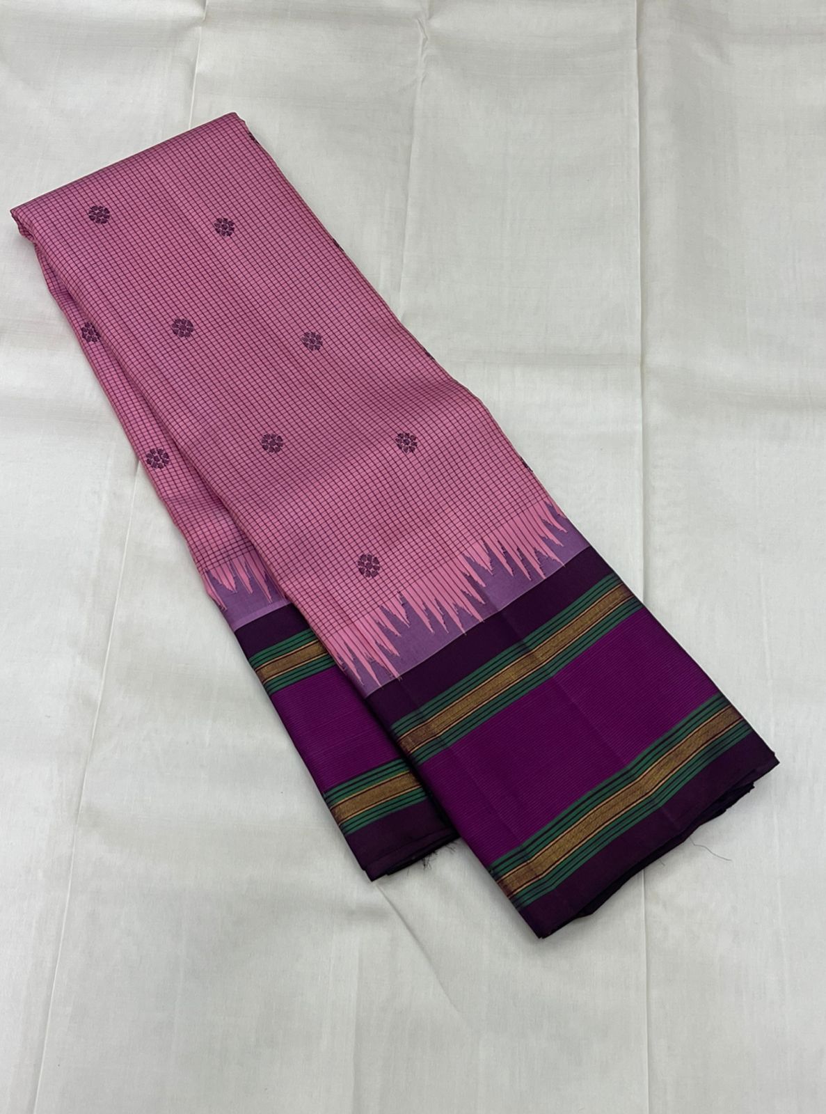 Vadamalli Reku kattam– Pure Silk Kanchipuram Saree
Plum-purple body with gold floral buttas & rettai-pettu borders
Pink checked reku pallu; contrast checked blouse included
Silk Mark Certified | Free Shipping within USA
Ships in 1 Week | Fall & Pico