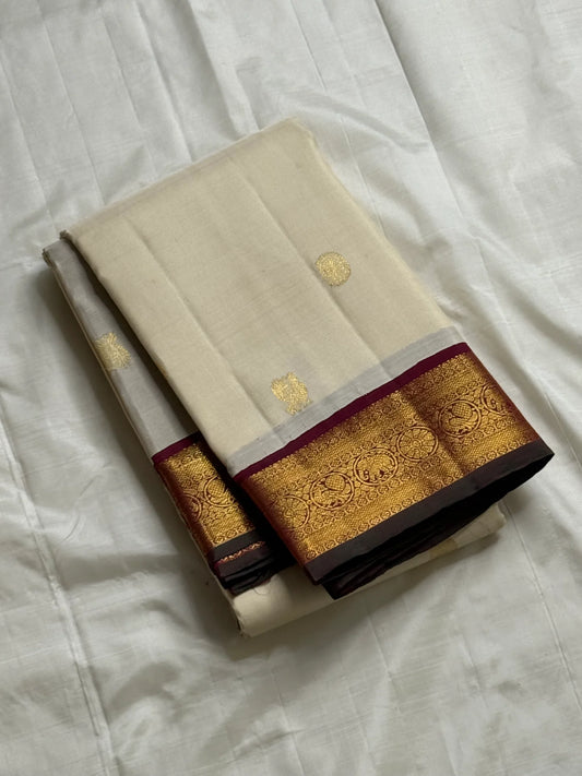 Ivory Divyam — Pure Silk Kanchipuram Saree
Ivory Body with Gold Coin & Paisley Buttas | Arakku Maroon Chakra Border | Brocade Pallu
Silk Mark Certified ✅ • Fall & Pico Done ✅ • Blouse Stitching ($30) ✅ • Ships in Two Weeks • Free Shipping within USA 🇺🇸