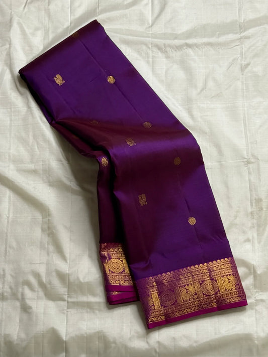 Vedhavalli — Pure Silk Kanchipuram Saree
Royal purple with gold mango buttas & korvai fuchsia border
Magenta–gold brocade pallu, tasselled finish
Silk Mark Certified ✅ • Free USA Shipping ✅ • Ships in Two Weeks ✅