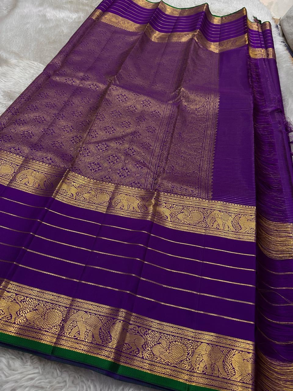 Kiran ✨ – Pure Kanchipuram Silk Saree
Regal Purple Body with Zari Kattam & Buttas
Classic Rettapet Border in Gold Zari Stripes
Intricate Heirloom-Inspired Zari Pallu
Accented with Contrast Green Selvedge Silk Mark Certified, delivery in 2 weeks