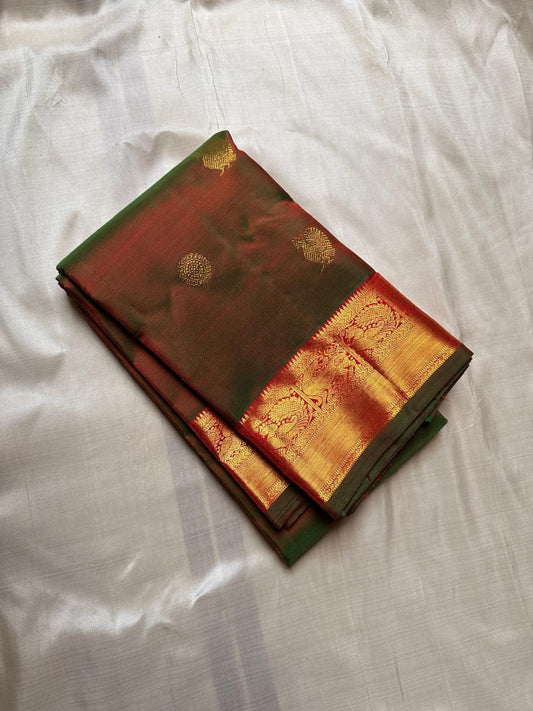 ✨ Manthulir Deepam — Pure Silk Kanchipuram Saree ✨
Dual-tone bottle green with rust-copper korvai border, gold zari coin & mango buttas, and a grand brocade pallu.
Silk Mark Certified • Free USA Shipping • Ships in 2 Weeks • Blouse Stitching $30 ✅
