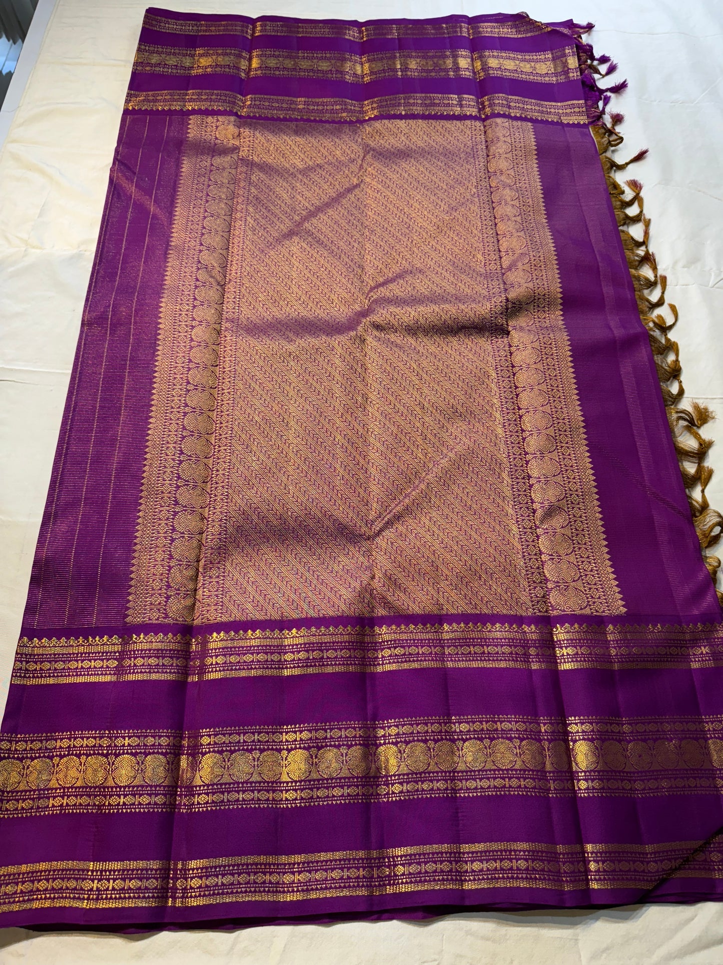 Orchid Vairaoosi ✨ – Pure Kanchipuram Silk Saree with Unique Mupettu Border
Regal Purple Vairaoosi Body with Fine Zari Pinstripes
Silver-Grey Rettapet Contrast with Unique Orchid Purple Mupettu Border