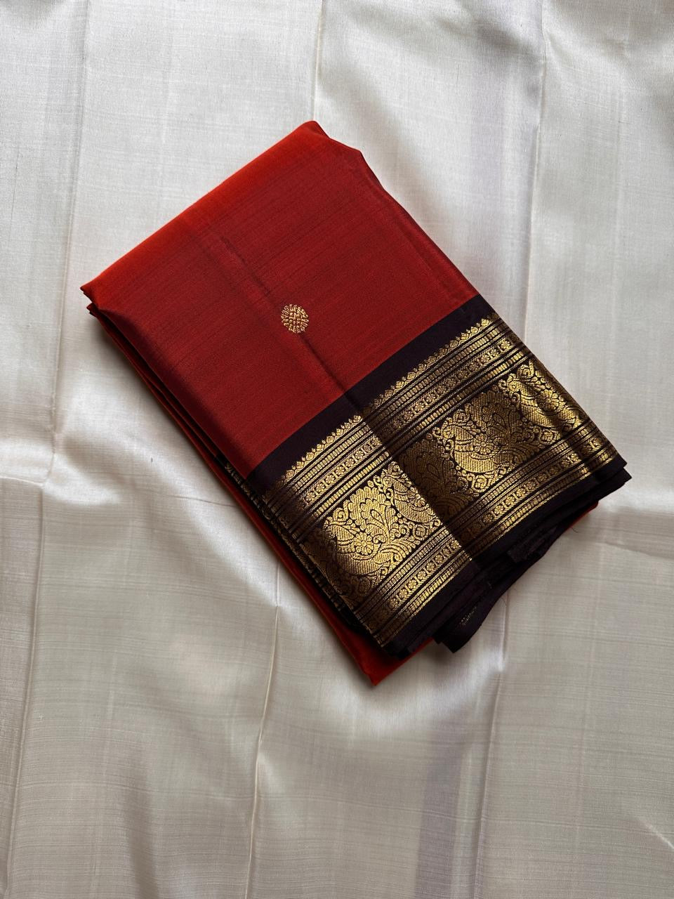 Crimson Earth – Red & Deep Brown Kanchipuram Pure Silk Saree ✨
Radiant Red Body with Golden Zari kamalam Buttas
Deep Brown Korvai Border with Peacock Motifs
Majestic Brown Pallu with Ornamental Zari Weaving
Silk Mark Certified, delivery in 2 weeks