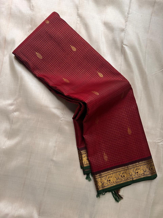 Ruby Red Zari Kattam — Pure Silk Kanchipuram Saree
Kumkum-Red Body with Gold Buttas & Royal-Purple Elephant Zari Kattam Border ✨
Silk Mark Certified • Free USA Shipping • Ships in 2 Weeks ✅
