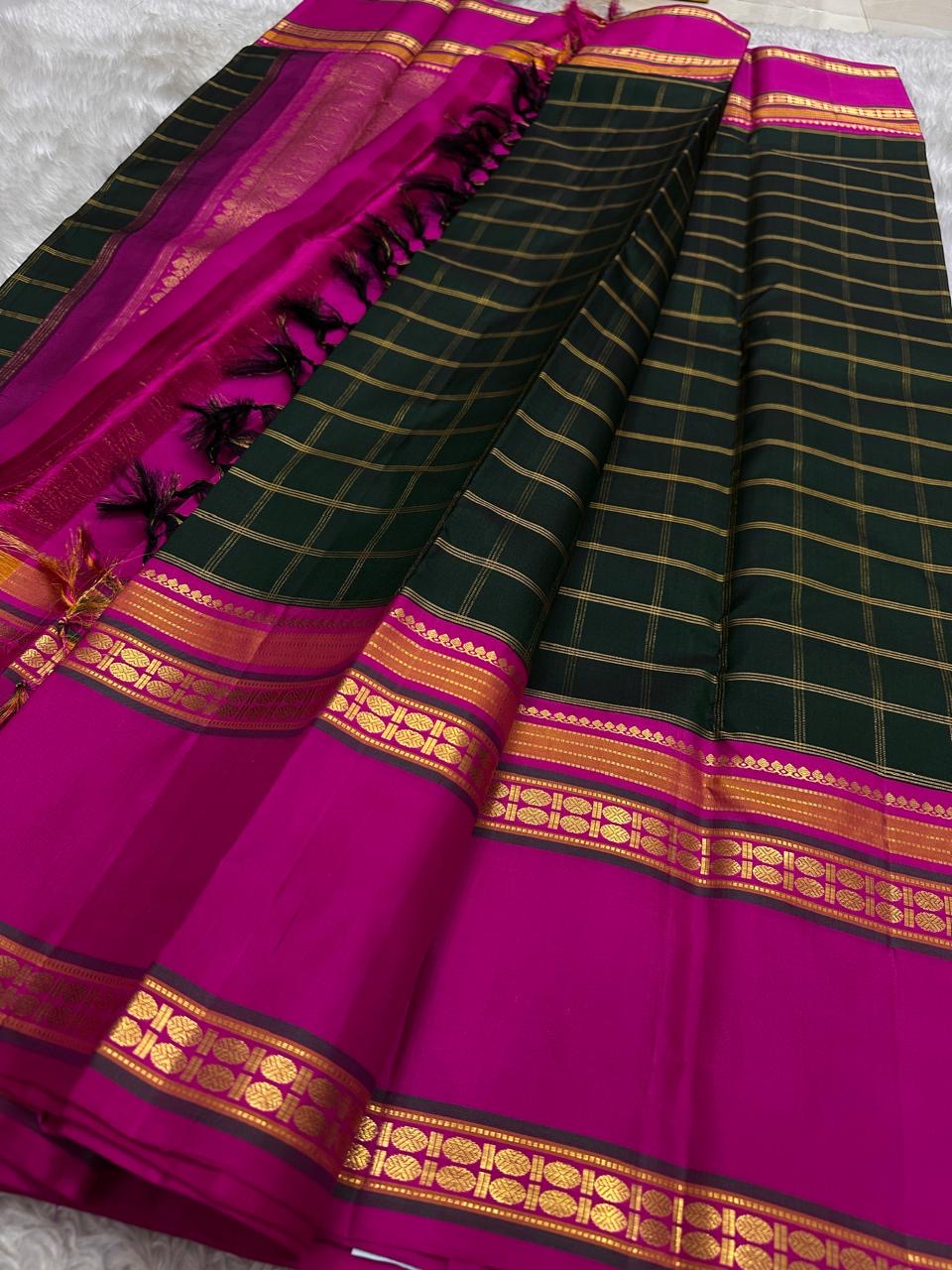 Rani Maragatham Zari Kattam — Pure Silk Kanchipuram (Handloom)
Emerald green body with fine gold kattam checks & zari lines • Vibrant rani-pink border with temple coin motifs
Rich rani-pink pallu with antique-gold zari panels • Silk Mark Certified ✅ Free