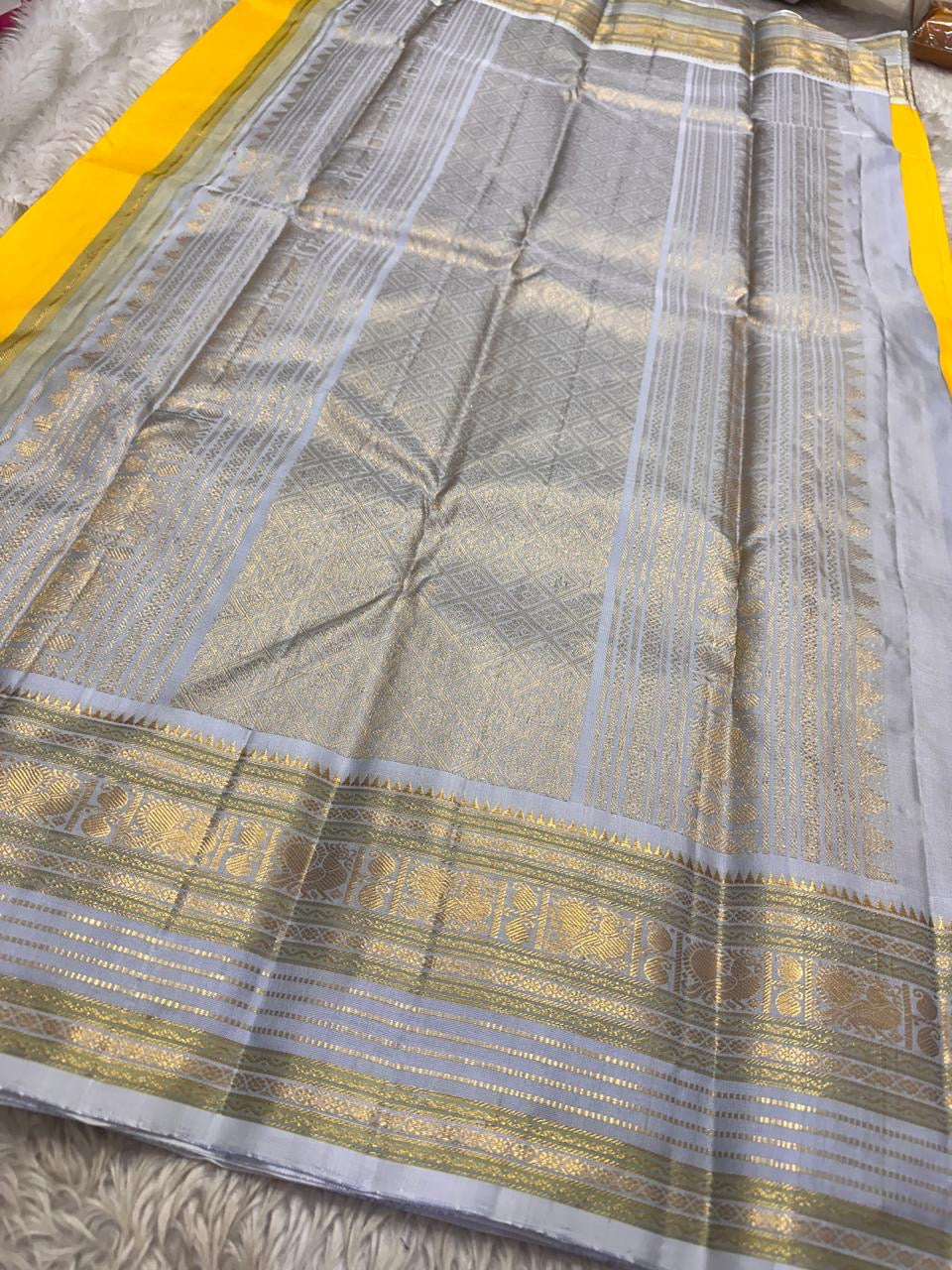 Soundarya Gray – Haldi Yellow & Silver-Grey Pure Silk Kanchipuram Saree
Peacock-vine korvai borders & grand silver-brocade pallu ✨
Silk Mark Certified • Ships in Two Weeks • Free Shipping within USA ✅