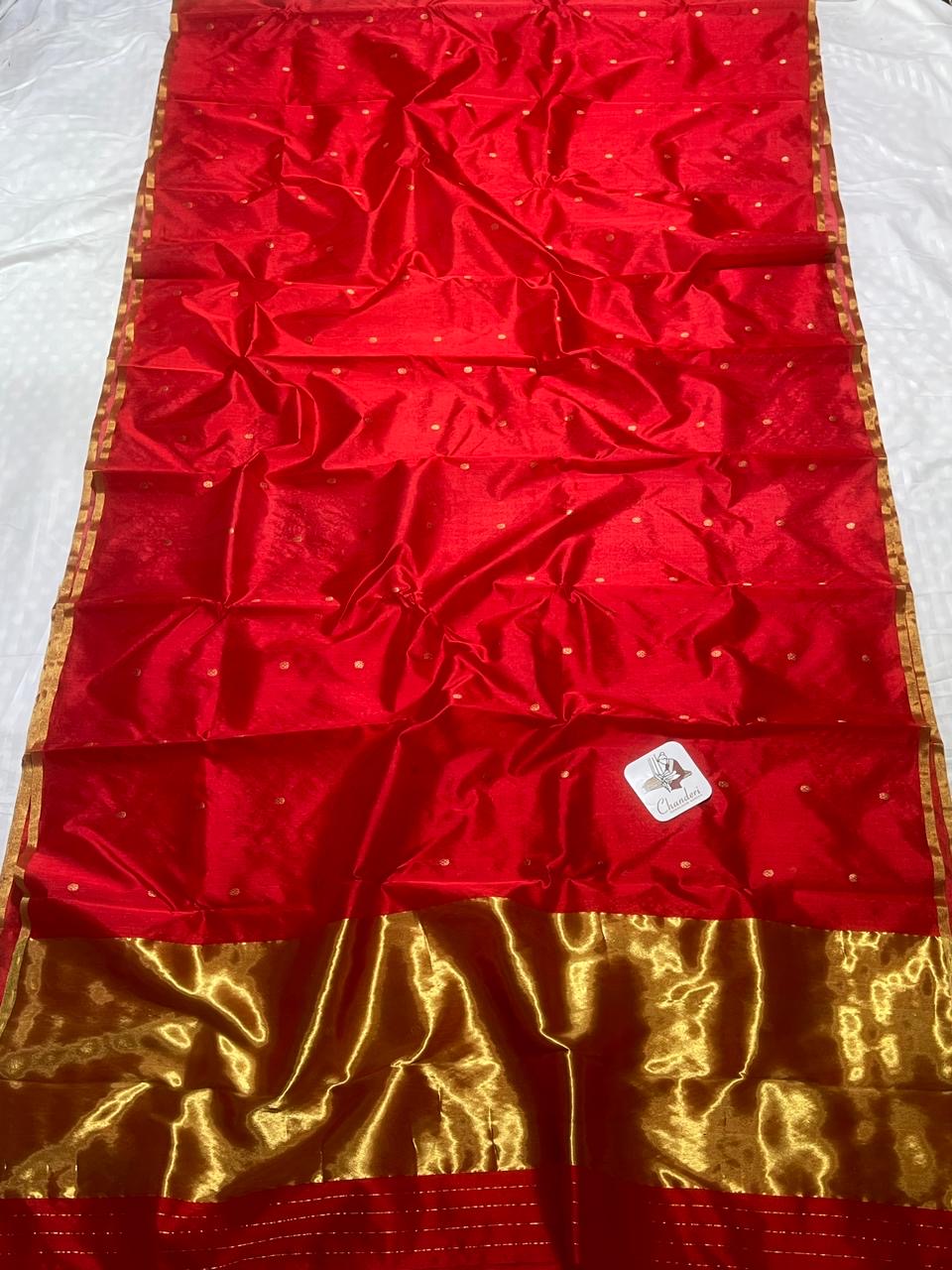 Chidiyaa 🌼✨
Pure Silk Chanderi Handloom Red Saree
All-Over Zari Buttas with Graceful Shimmer
Contrasting Selvedge & Luxurious Zari Pallu
Fall & Pico Done | Blouse Attached | Stitching Available