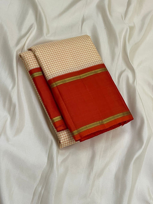 Ivory Vermillion Kattam — Pure Silk Kanchipuram Saree
Buttermilk-Ivory Body with Red Micro-Checks & Vermilion Korvai Border ✨
Gold Pin Lines, Leaf-Green Highlights & Rust Pallu • Silk Mark Certified • Ships in 1 Week ✅