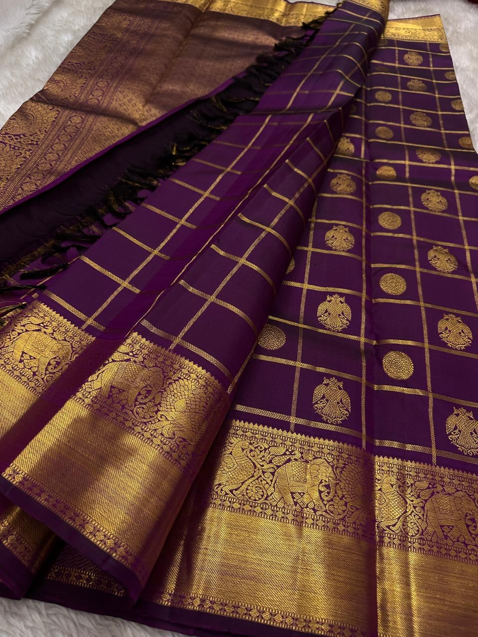 Nayaki ✨ — Deep Jamun (Naaval Pazham) Pure Silk Saree
With Zari Kattam Checks Across the Lustrous Body
Featuring Rare Gandaberunda Motifs in Gold Zari
Broad Elephant-Adorned Border in Heritage Weave
Grand Jamun Pallu with Rich Zari Brocade Artistry