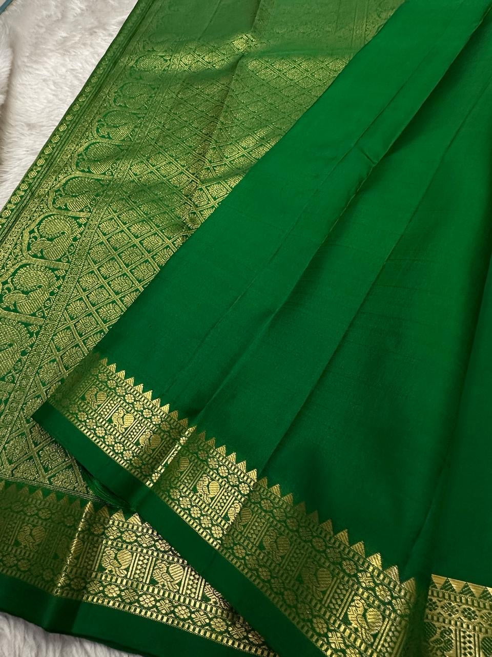 Small Border Pachai | Pure Kanchipuram Silk Saree
Temple green elegance with petite zari buttas & fine korvai border ✨
Silk Mark Certified • Free USA Shipping • Ships in Two Weeks