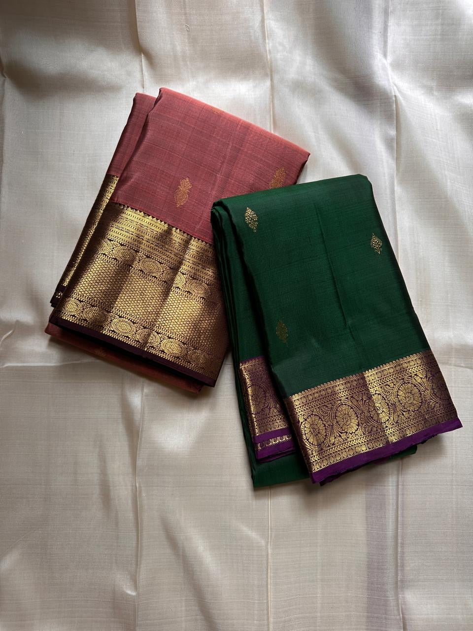 Marakatha Valli ✨ – Pure Kanchipuram Silk Saree
Emerald Green Body with Fine Zari Buttas
Royal Purple Korvai Border with Gold Zari Motifs
Majestic Purple Pallu with Rich Gold Zari Brocade
Silk Mark Certified | Fall & Pico Done | Blouse Stitching ($30) |