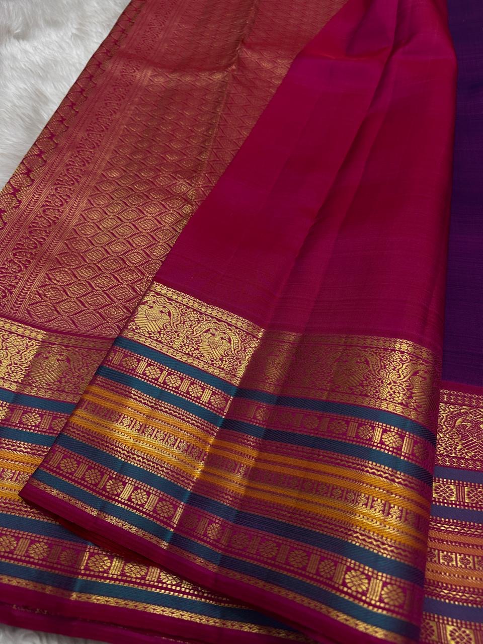 Kamini ✨ — Magenta & Purple Pure Kanchipuram Silk Saree
With Bold Multi-Colored Traditional Korvai Border
Adorned in Fine Gold Zari with Intricate Motifs
Grand Purple Pallu Woven in Classic Zari Weaves
Contrast Blouse with Matching Korvai Border