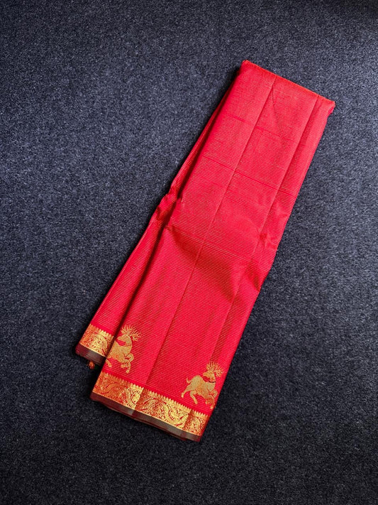 Red Vairaoosi Maan — Pure Silk Kanchipuram Saree
Vibrant crimson-red body in fine vaira oosi weave with gold maan (deer) motifs 🦌
Antique-gold zari borders, copper brocade pallu & dark selvedge detailing ✨
Silk Mark Certified • Free USA Shipping • Ships